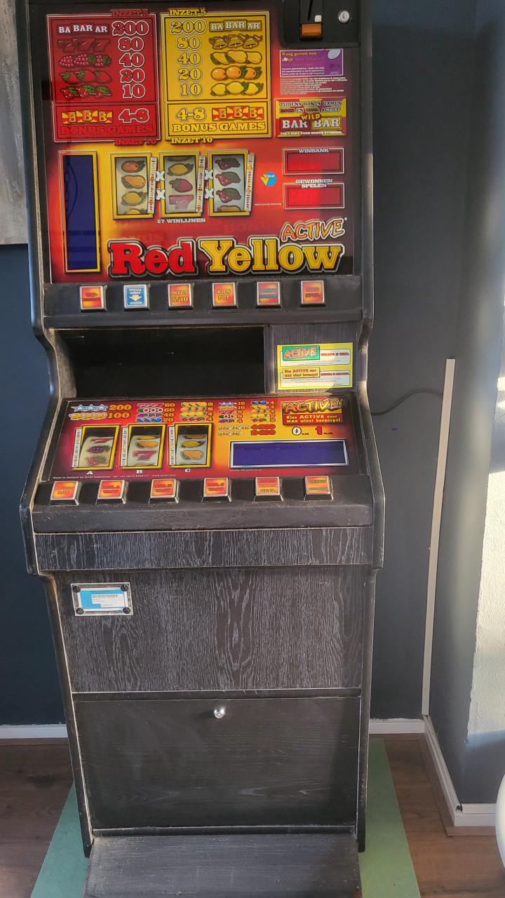 Red yellow fruitautomaat