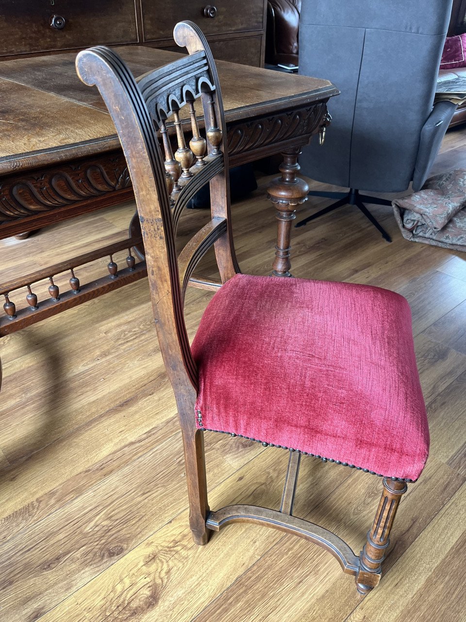 Eikenhouten Mechelse tafel met leeuwenkoppen, 4 stoelen