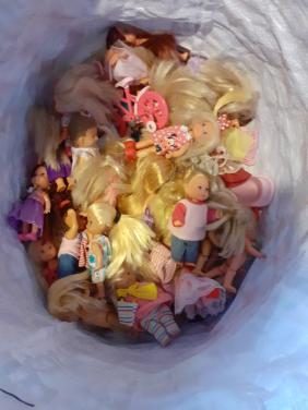 40 Kleine popjes met kleding en wat accessoires