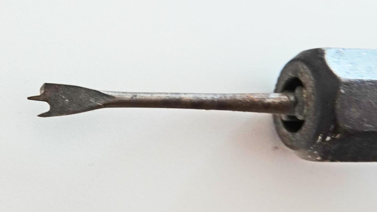 Antieke handboor, hout mooi gepatineerd, incl. speciale boor