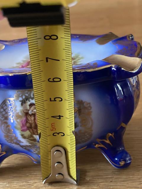Blauw glazen vaasje, presse-papier en porseleinen asbak/opbergbakje