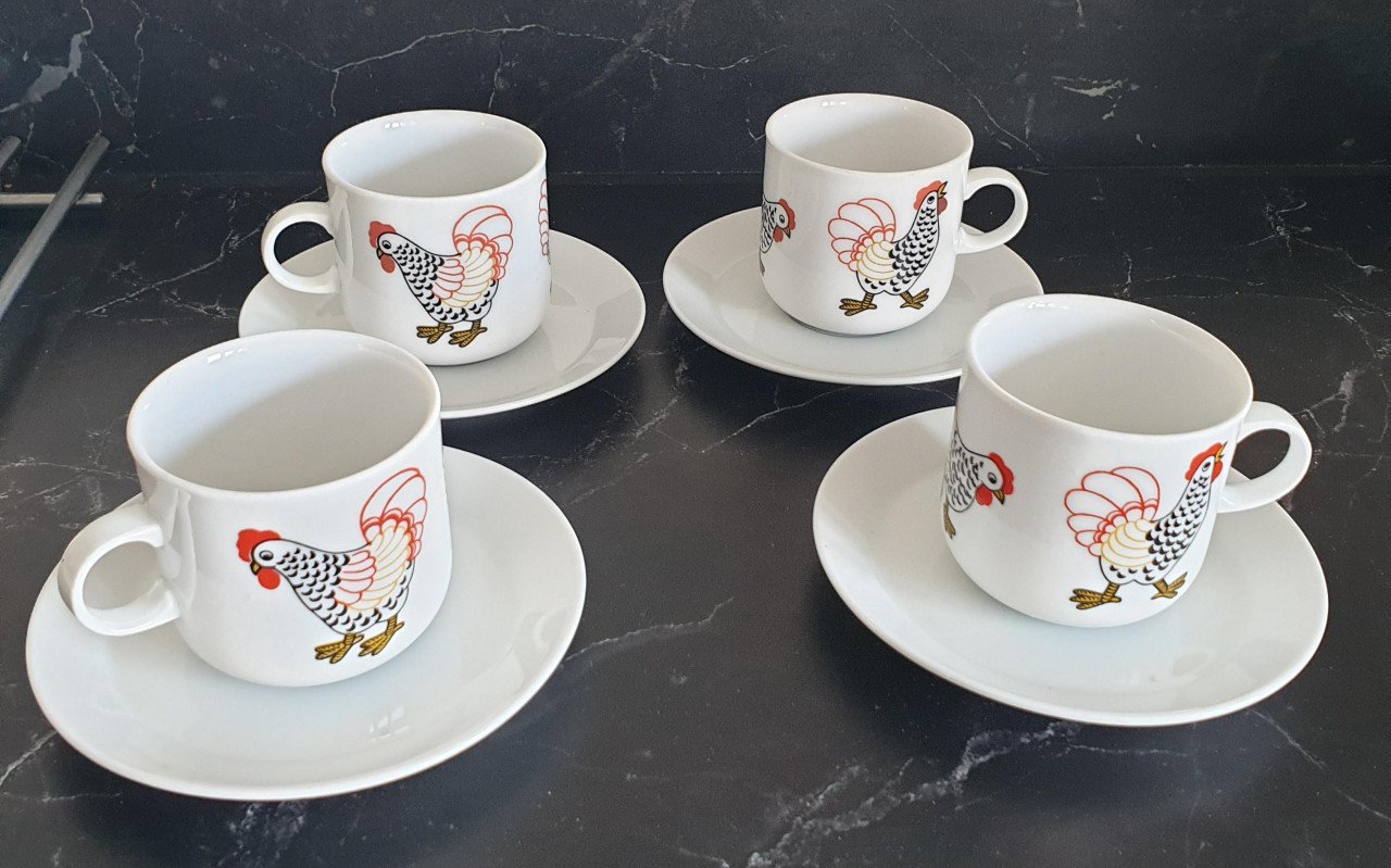 4 porseleinen kop en schotels afb. haan/kip samen 3 euro