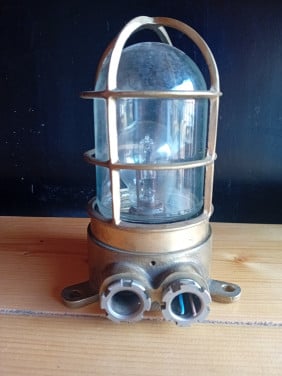 Oude scheepslamp op 220 volt