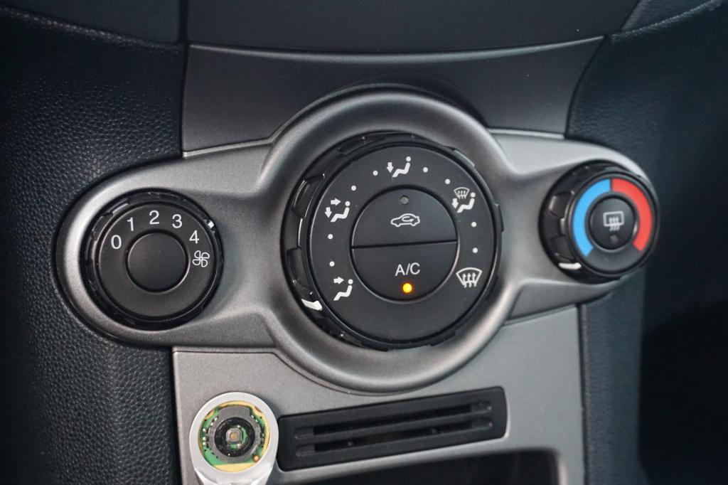 Ford Fiesta 1.25 limited airco / elektr. ramen / carplay / nap