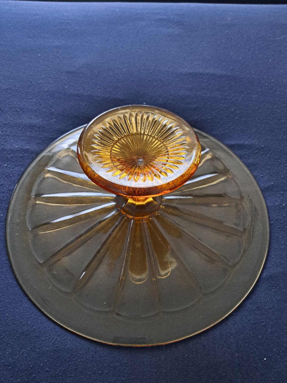 Taartenstandaard van glas, amber glas, etagère.