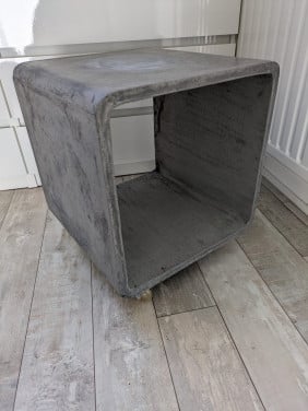 Bijzettafel van beton met wieltjes GRATIS