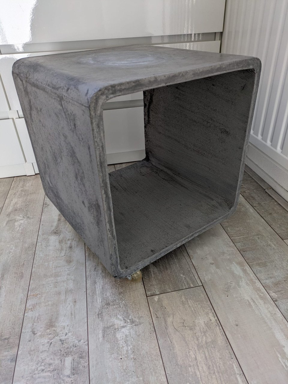 Bijzettafel van beton met wieltjes GRATIS