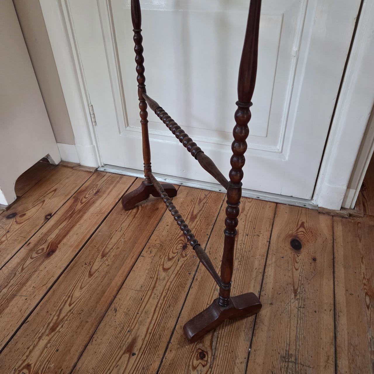 Antiek houten handdoekrek met glazen roedes
