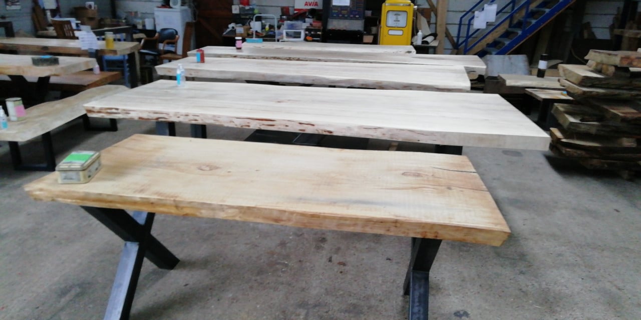 Houten tafels in Boomstamvorm, planken Tafelbladen, decoratie bartafel