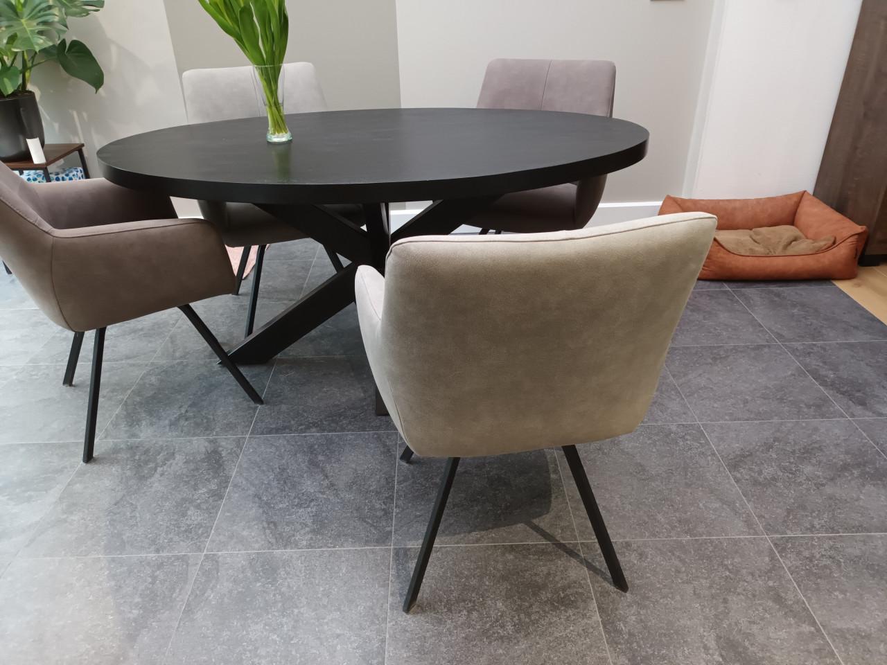 4 eetkamer stoelen met tafel