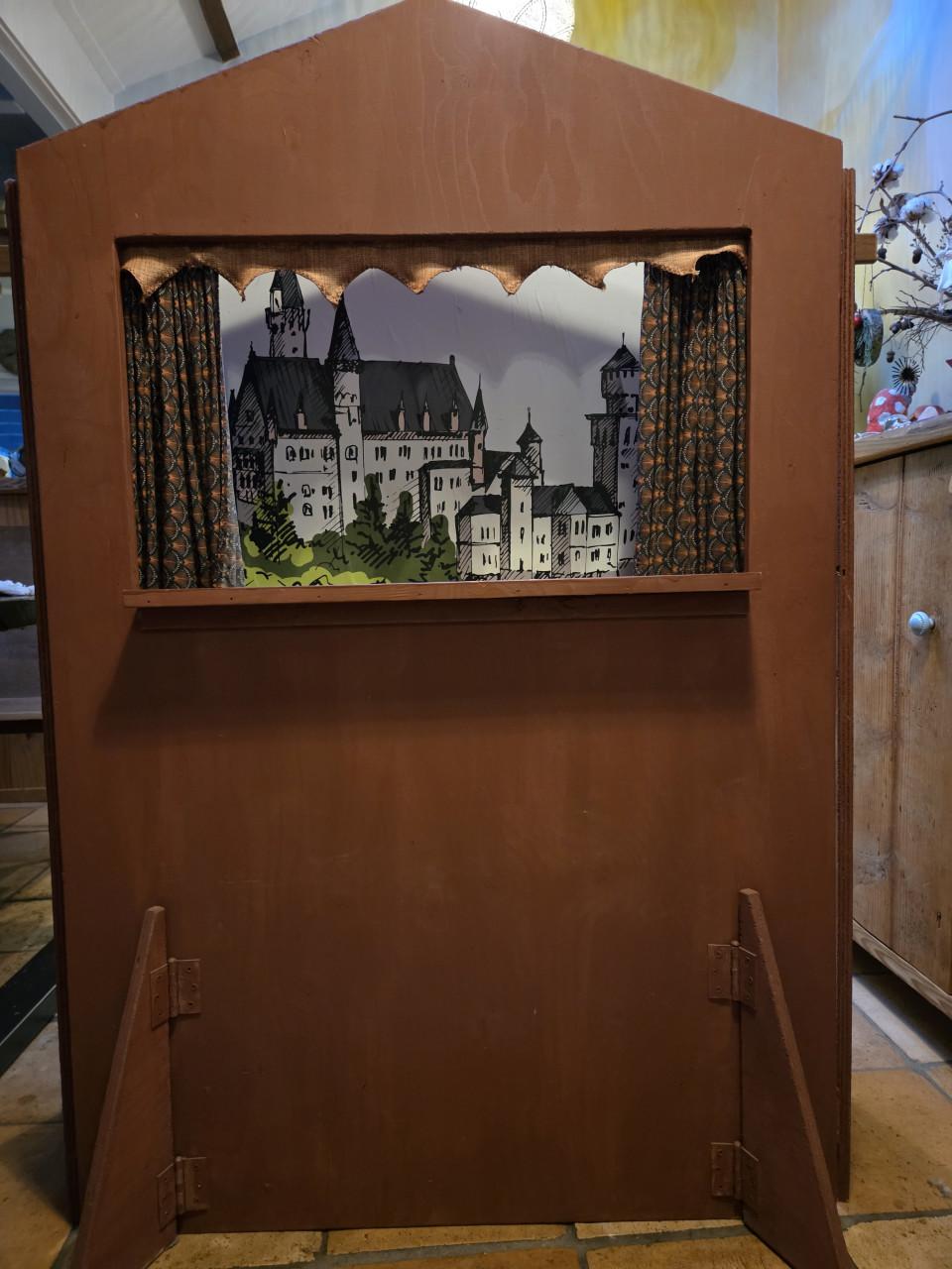 Poppenkast met 8 houten poppen en wisselende achtergronden