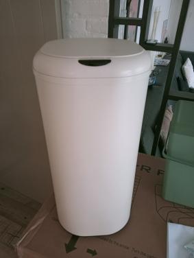 Afvalbak met sensor automatisch off- white. 30 liter.