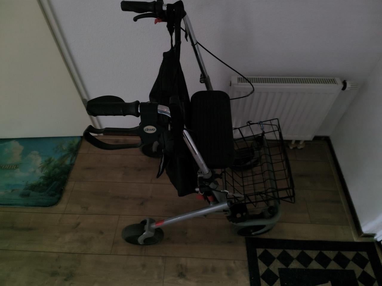 Rollator  met mandje en wandelstokhouder