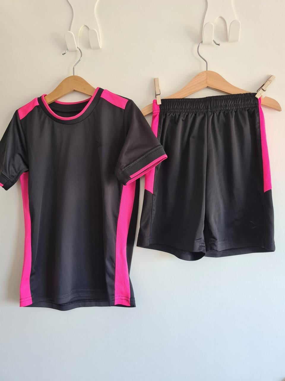 Dutchy zwart fuchsia roze sport setje, shirt en broekje Mt 128