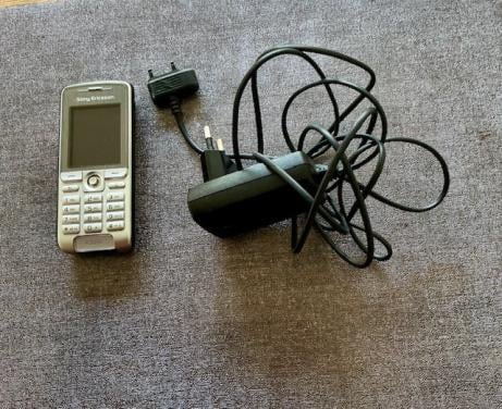 Sony Ericsson. K320i nette telefoon met oplader t.e.a.b.