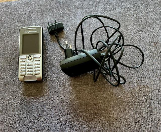 Sony Ericsson. K320i nette telefoon met oplader t.e.a.b.