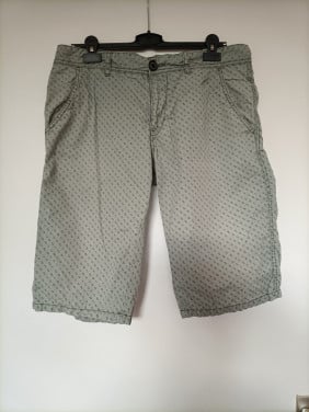 Nette heren korte broek van EDC. Kleur licht groen met donker groene print,