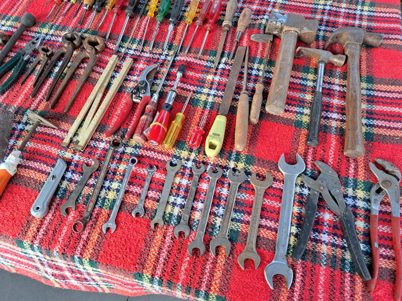 Divers gereedschap voor de beginner, klusser, camping etc. van alles wat.