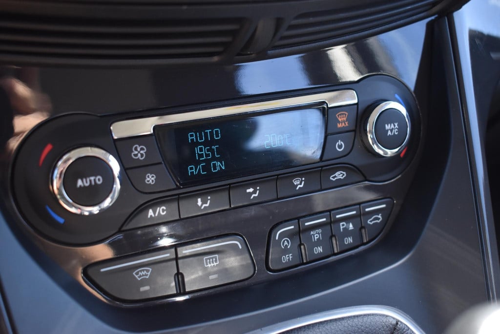 Ford Kuga 1.5 titanium | volledig dealer onderhouden | trekhaak | 1800kg tr