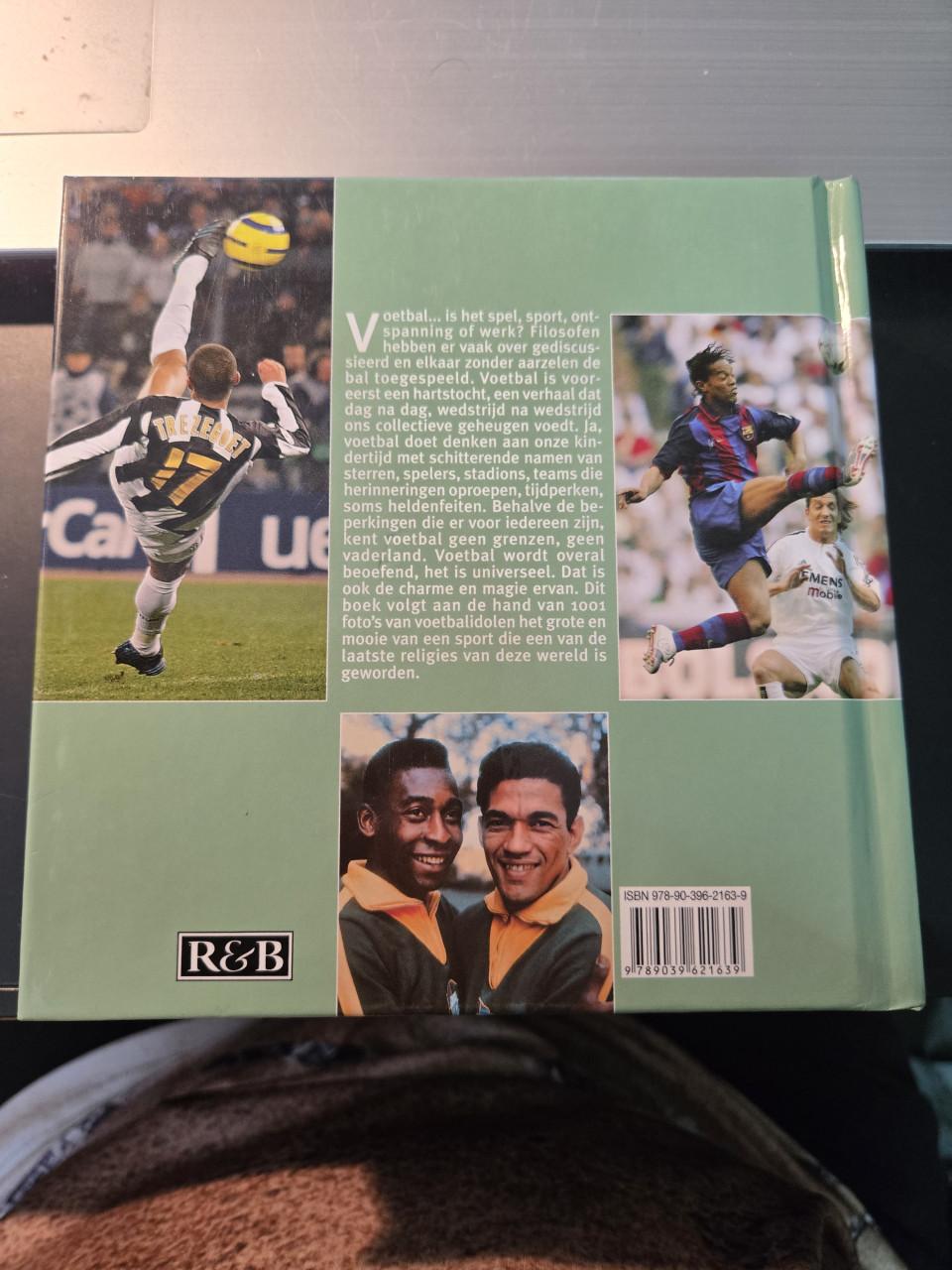 Boek: Voetbal (Kubusboek), 2e druk 2008 Als nieuw.