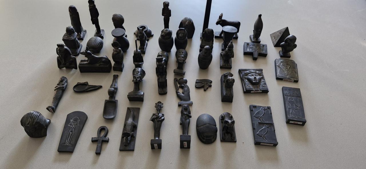 Partij van 48 Egyptische beeldjes uit kunsthars