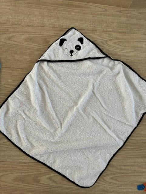 Twee witte badcapes met diertjes (waarvan 1 met bijbehorend spuugdoekje)