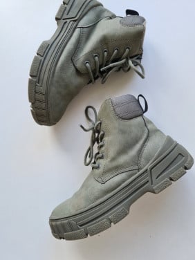 Zara kaki groene half hoge veter/ rits sneackers  Maat 31