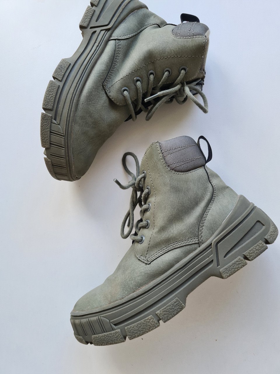 Zara kaki groene half hoge veter/ rits sneackers  Maat 31