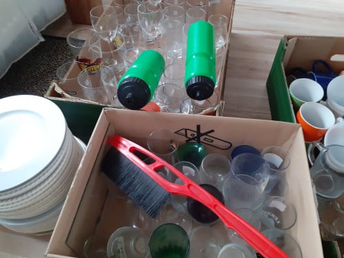 Borden , mokken , bestek en nog meer