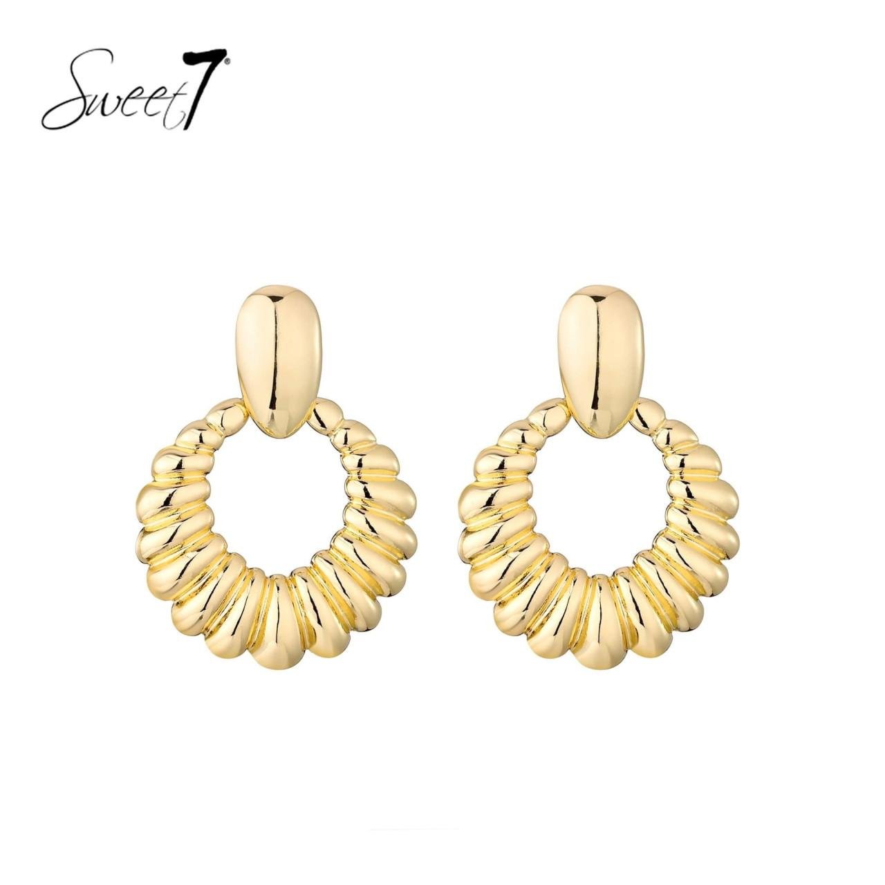 Oorbellen goudkleurig in ronde vorm met geribbelde structuur