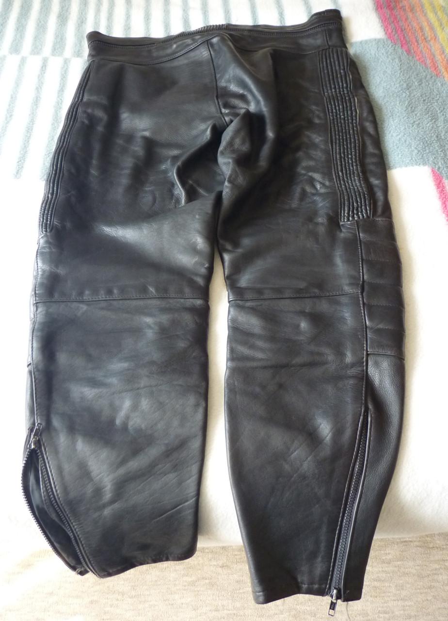Nagenoeg nieuwe motorlaarzen maat 45 JG.Wolves en Leren motorbroeken.