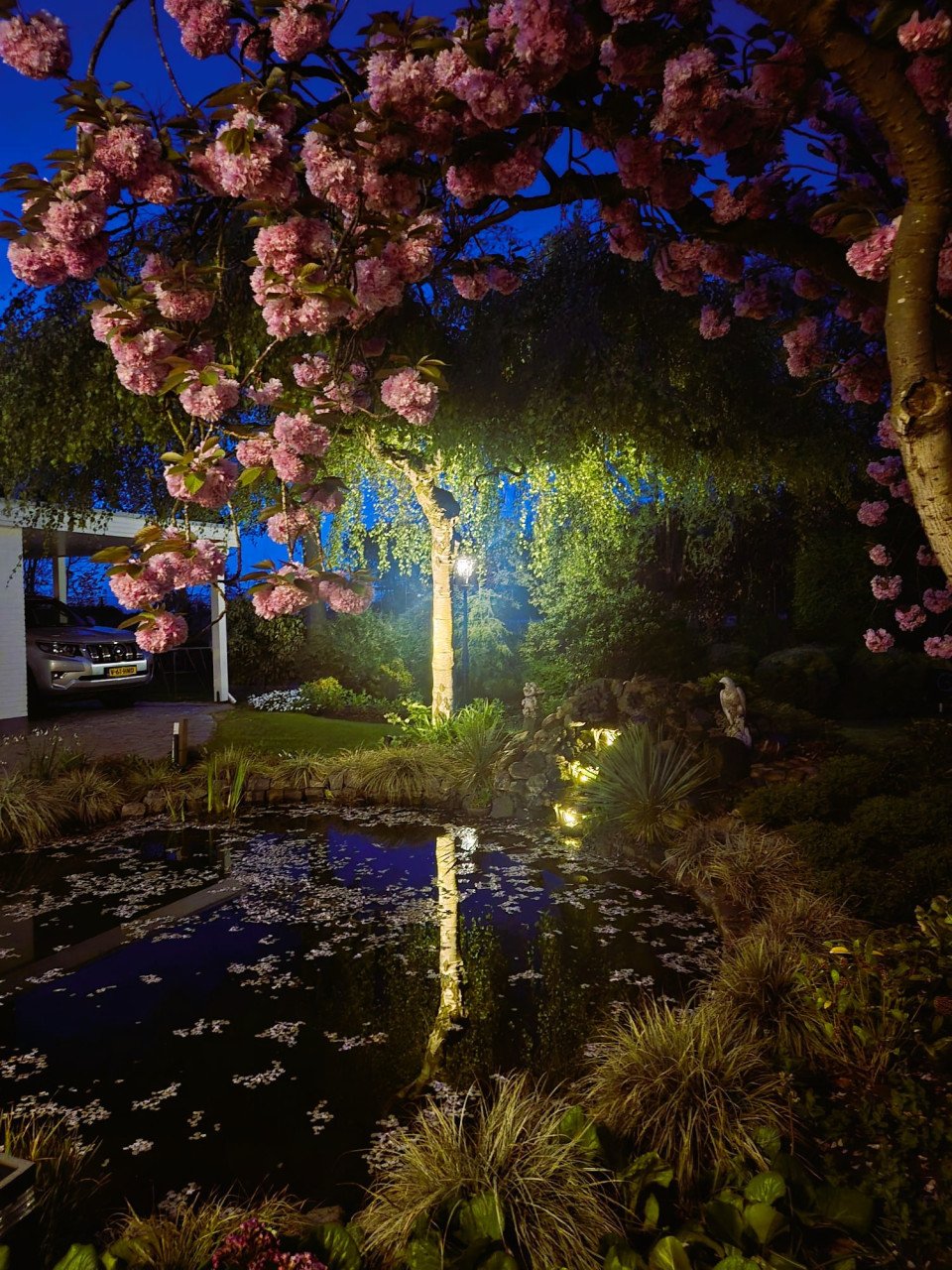 Rietgedekte villa met een overdekt zwembad.