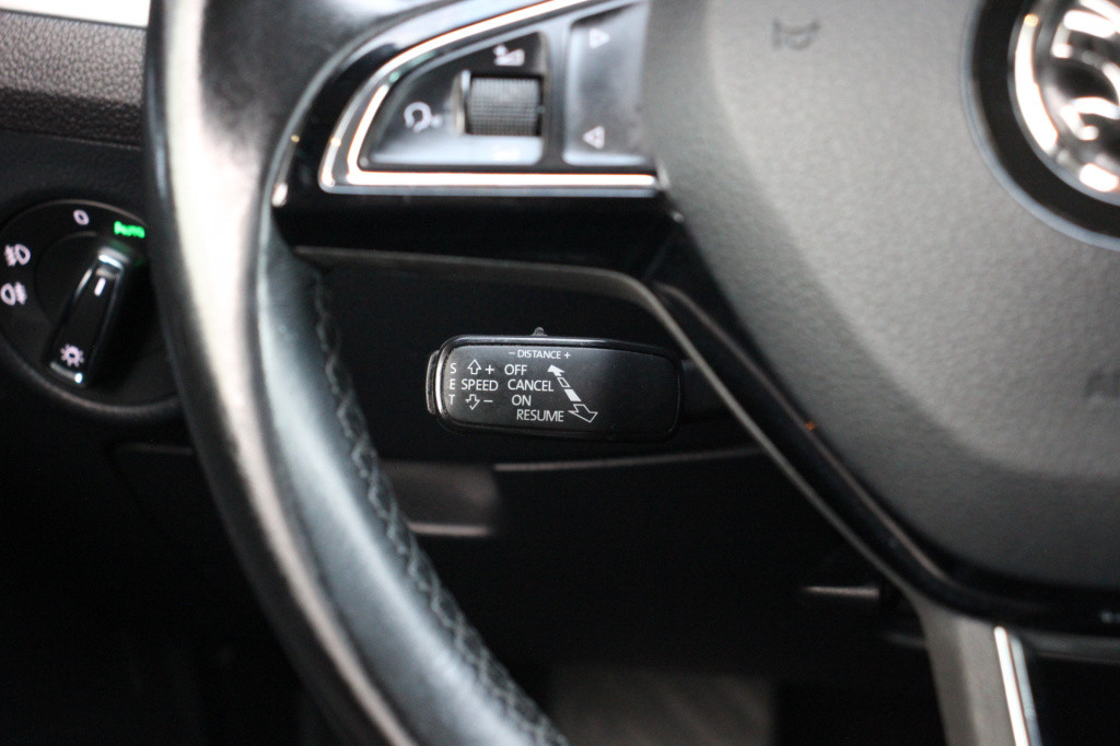 Skoda Superb combi 1.6 tdi style business | automaat | navi | camera