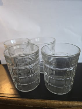 4 whiskey glazen met ruitmotief , h 9cm