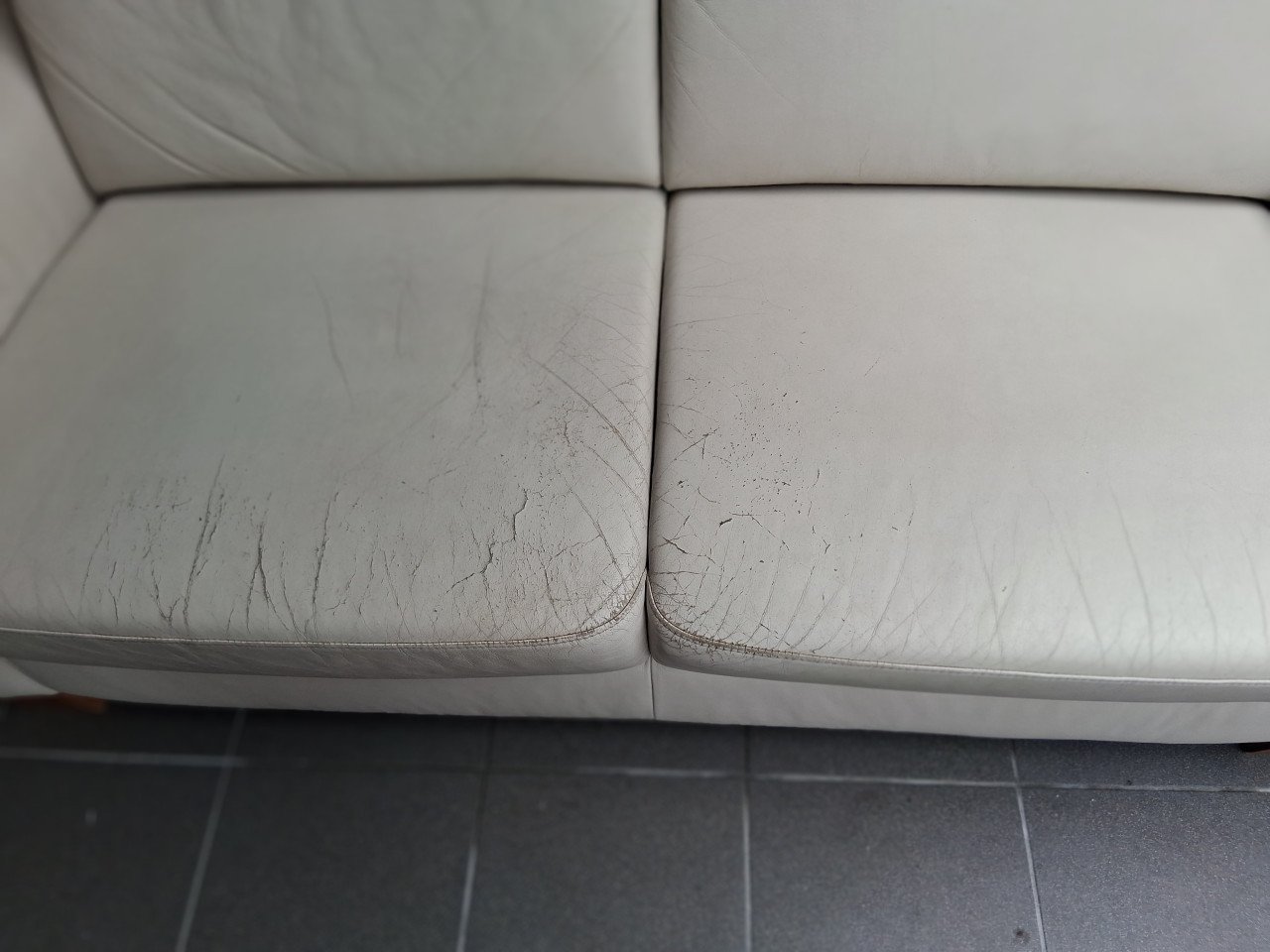 Gratis !!!! lederen lounchebank off-white (Montel) 2-3 zits