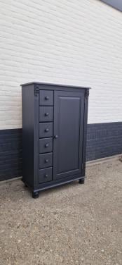 Gave grenen meidenkast in mat zwarte kleur