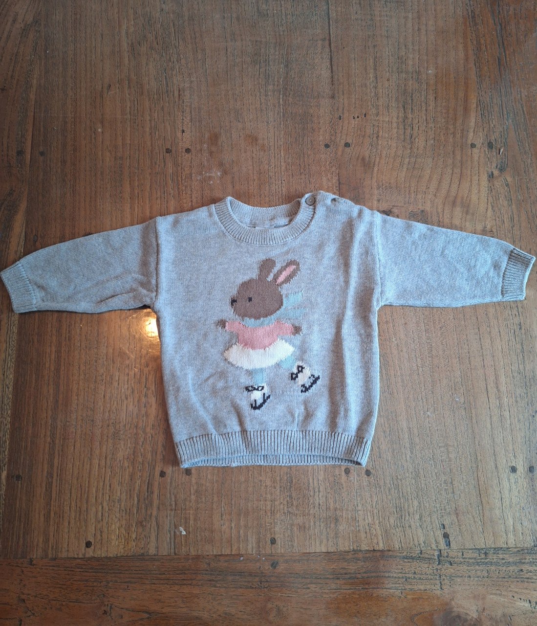 Nieuw truitje met schaatsend konijntje