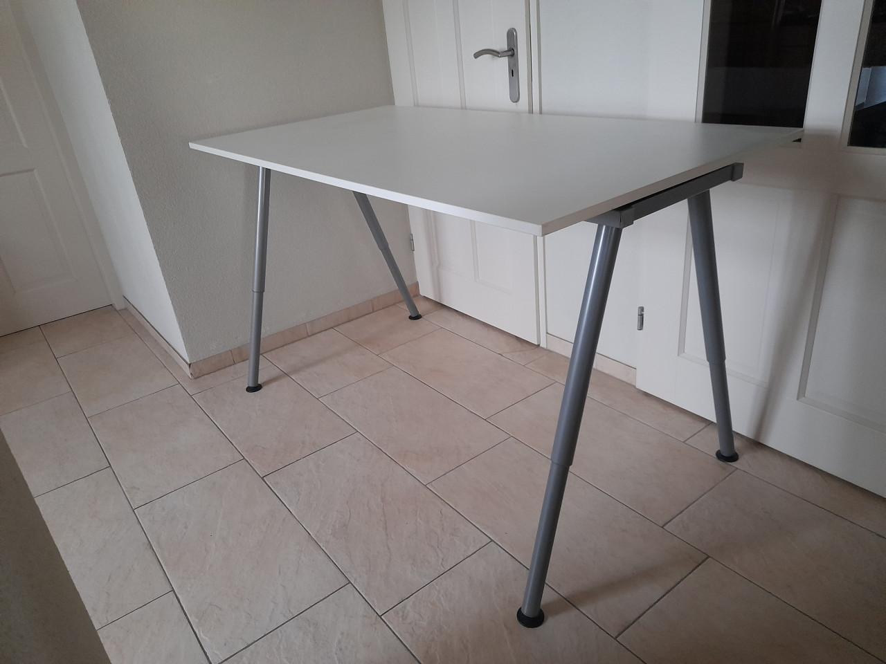 Mooi wit bureau 80 x 160 (in hoogte verstelbaar van 60/90) In nette staat!
