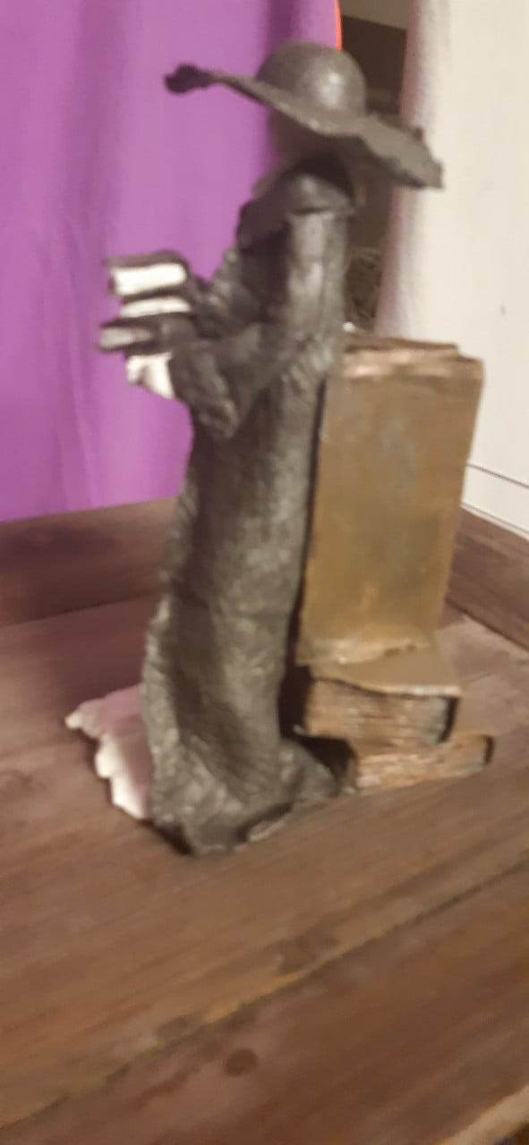 Beeldje boeken vrouw