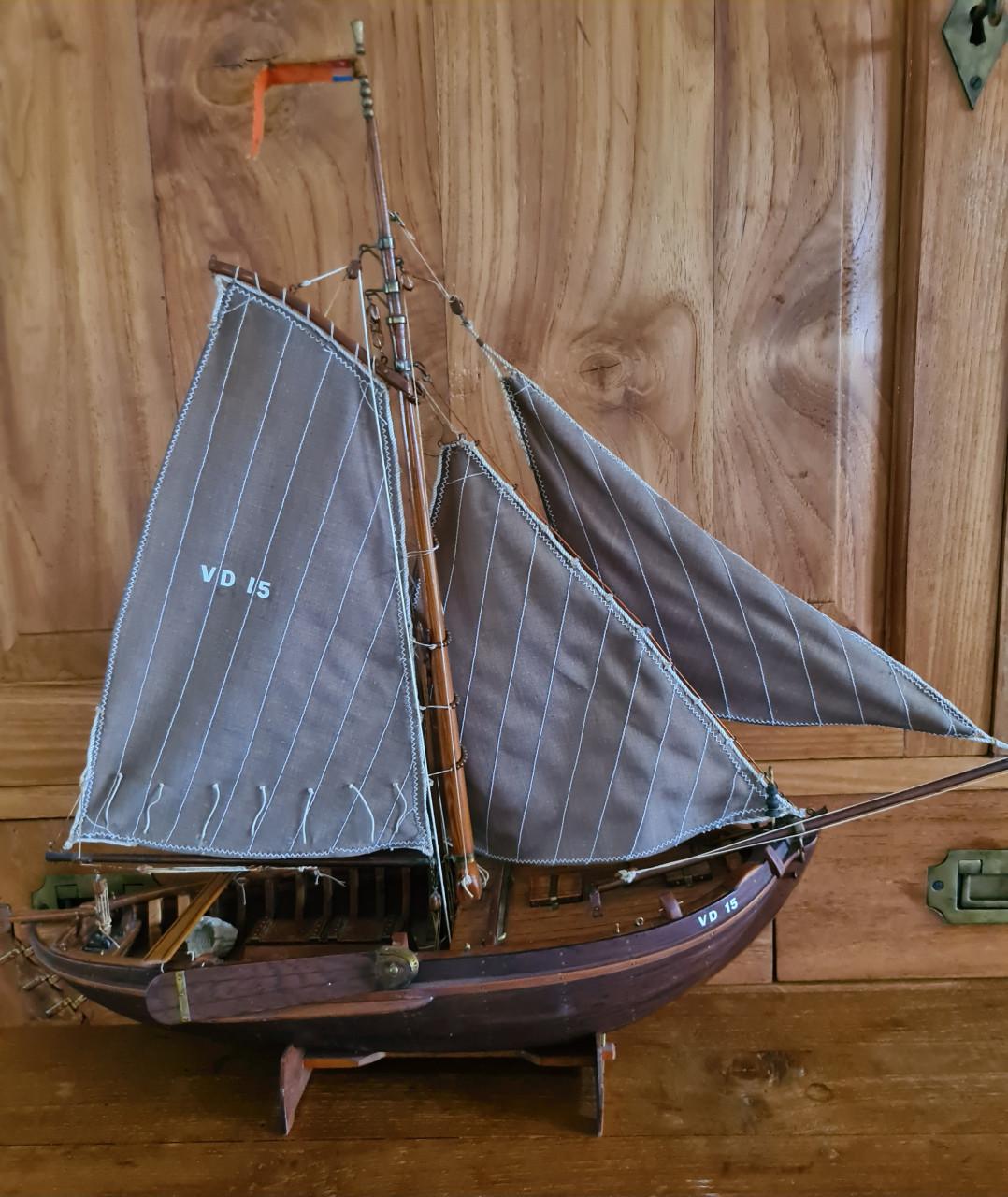 Dit is een gedetailleerd houten model van een Nederlandse Zuiderzee Botter.