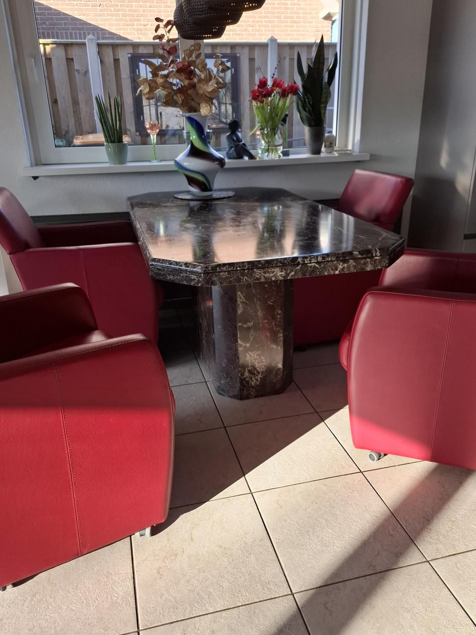 Mooie leren eetk. stoelen  4 st kunnen gebracht worden zie onder