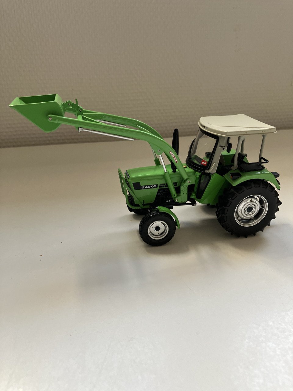 Deutzminiatuur 4007 met voorlader