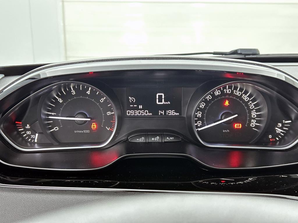 Peugeot 208 82 pk blue lion | rijklaar | trekhaak | navigatie | parkeersens