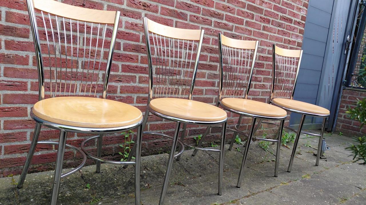 Eetkamertafel van glas met 4 stoelen