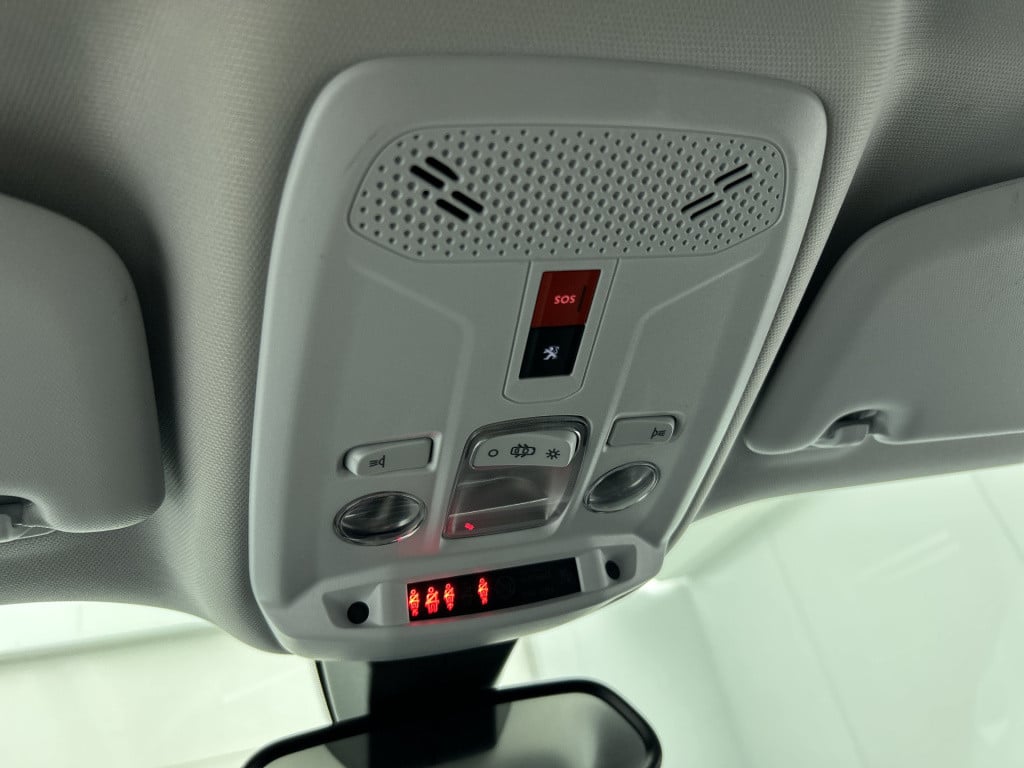 Peugeot E-2008 ev blue lease allure 50 kwh | rijklaar |