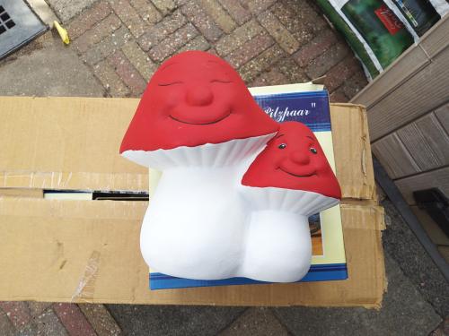 Partijtje 12 paddestoelen  voor tuin of binnen