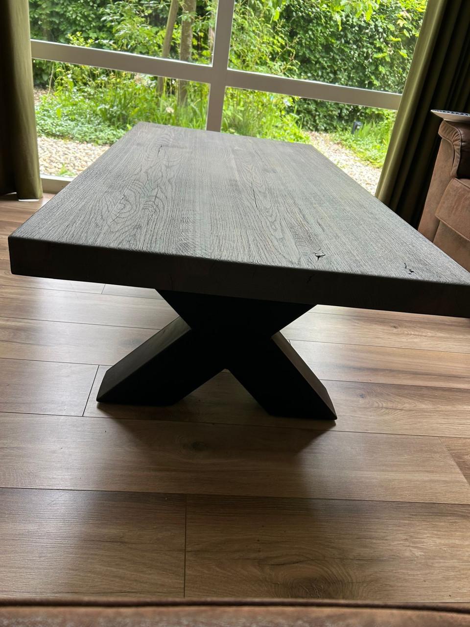 Eettafel en salontafel van hout met stalen poot