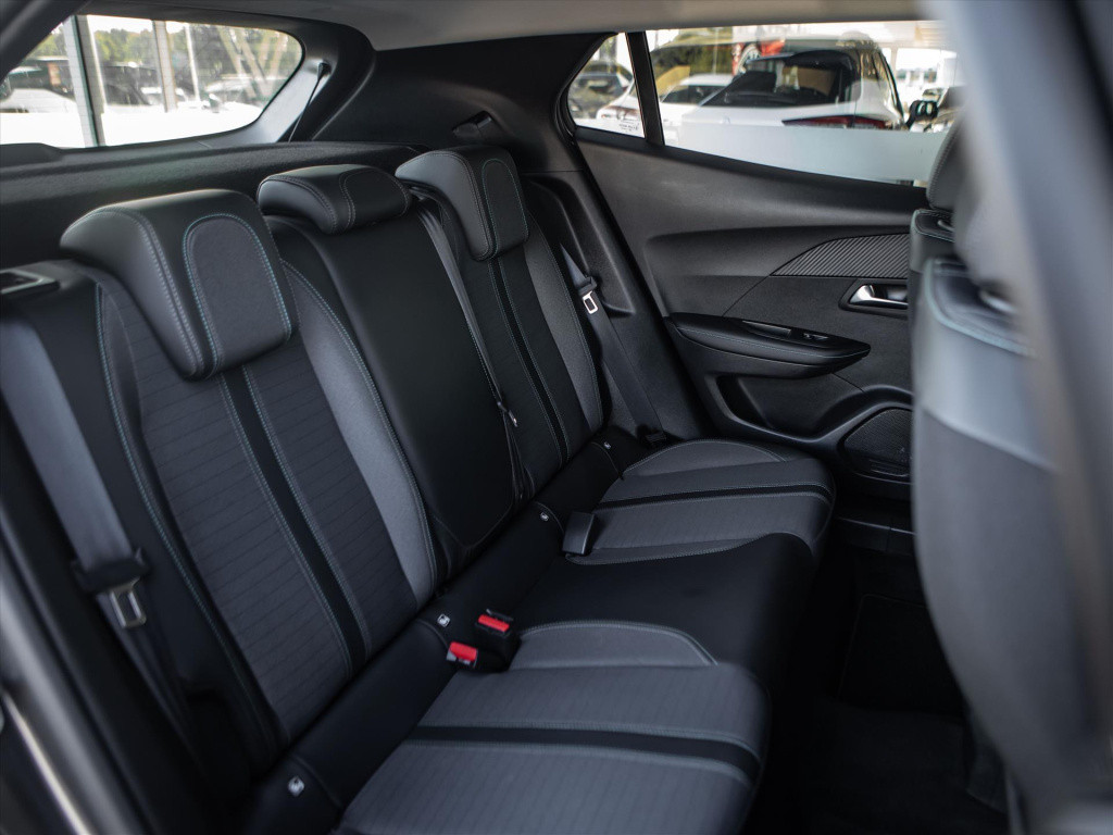 Peugeot 2008 1.2 puretech 130pk allure pack | navigatie | trekhaak | camera