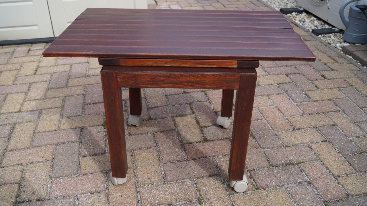 Teakhouten buiten tafeltje, gratis af te halen.