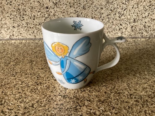Verschillende bekers, waaronder Douwe Egberts